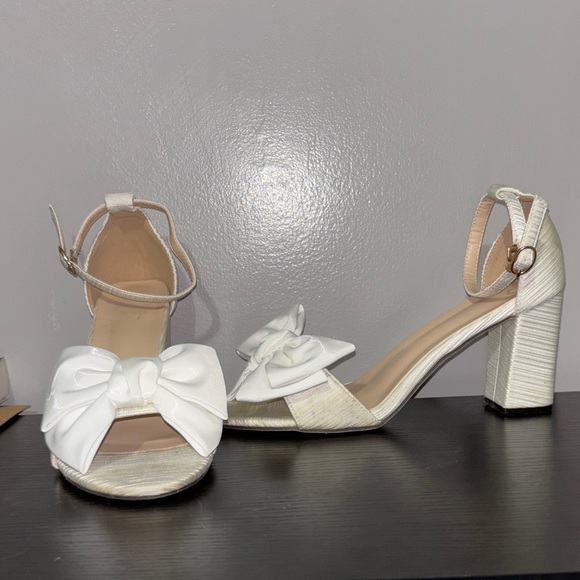 Chic White Bow Heeled Sandals - Picture 1 of 4